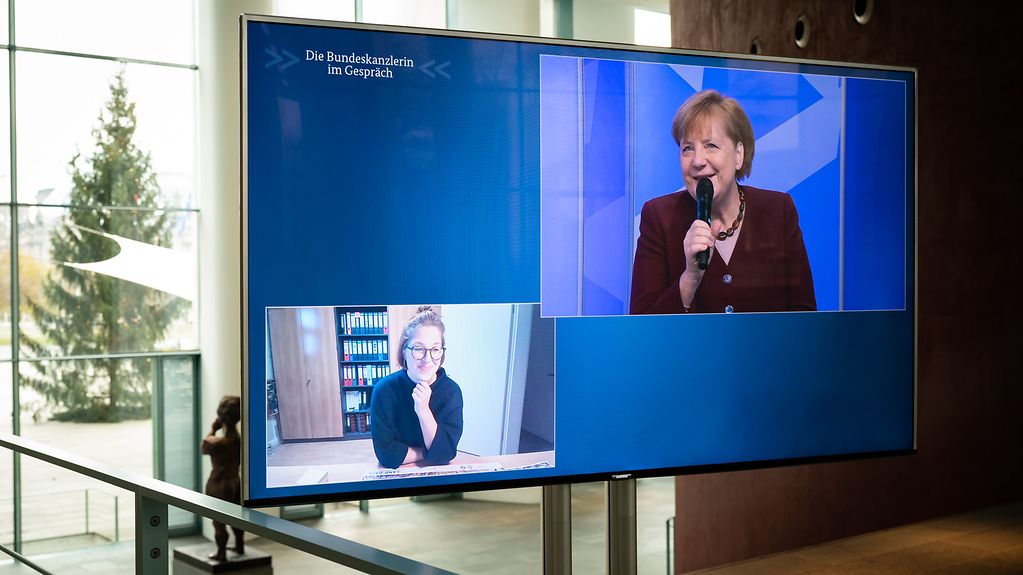 Bundeskanzlerin Angela Merkel spricht per Videoschalte mit einer Studentin.
