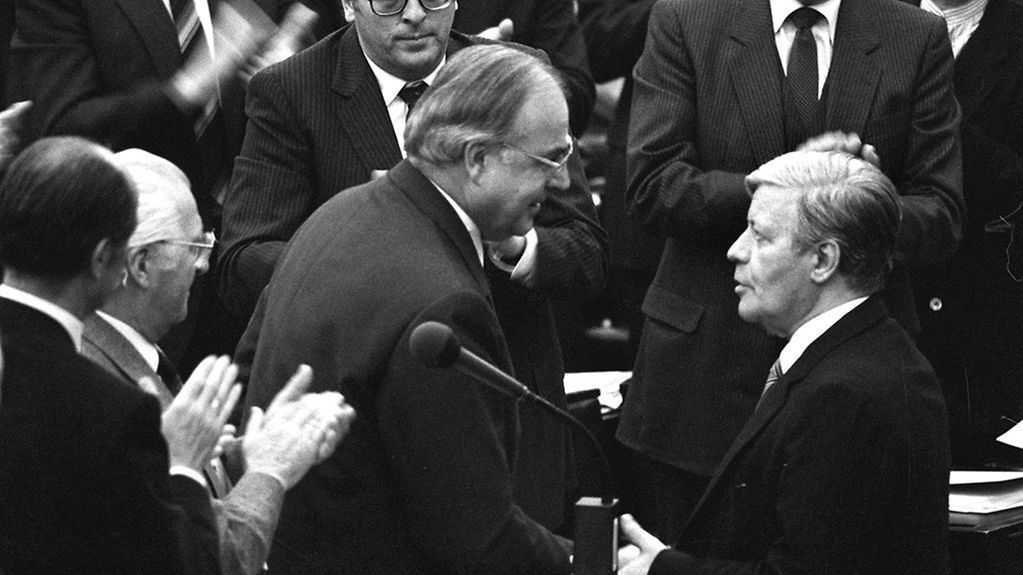 Helmut Schmidt (rechts) gratuliert Helmut Kohl zu seiner Wahl als Bundeskanzler.