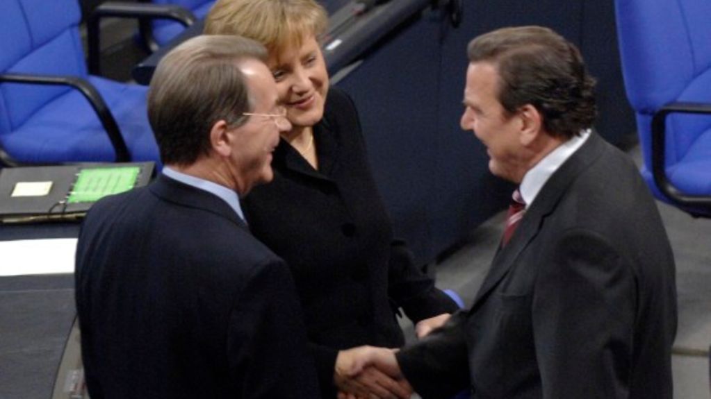 Angela Merkel im Gespräch mit Gerhard Schröder und Franz Müntefering