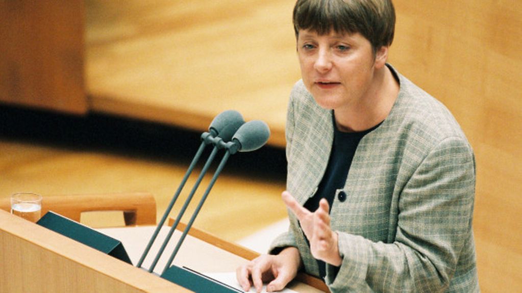 Angela Merkel als Umweltministerin während einer Rede im Bundestag