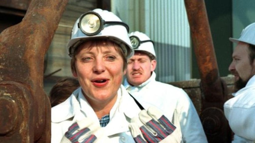 Angela Merkel 1995 in Bergmannskleidung beim Besuch der Atomanlagen Gorleben