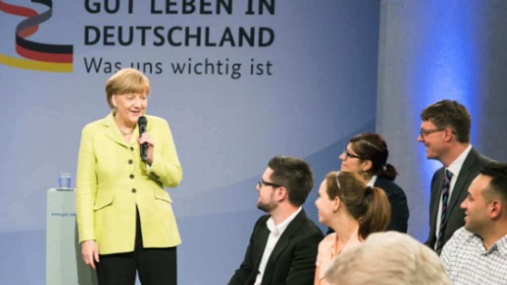 Bundeskanzlerin Angela Merkel im Gespräch mit Bürgerinnen und Bürgern während eines Bürgerdialogs 'Gut leben in Deutschland 'Was uns wichtig ist' in der Kulturbrauerei.