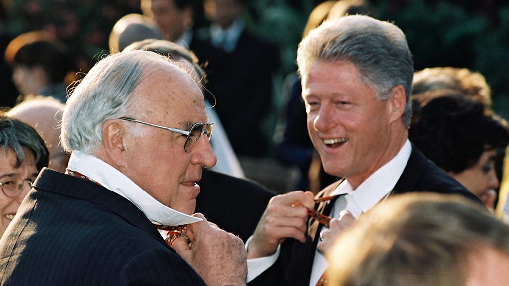 Bundeskanzler Helmut Kohl (l.) und der amerikanische Präsident Bill Clinton beim Krawattentausch vor einem Abendessen im Botanischen Garten.