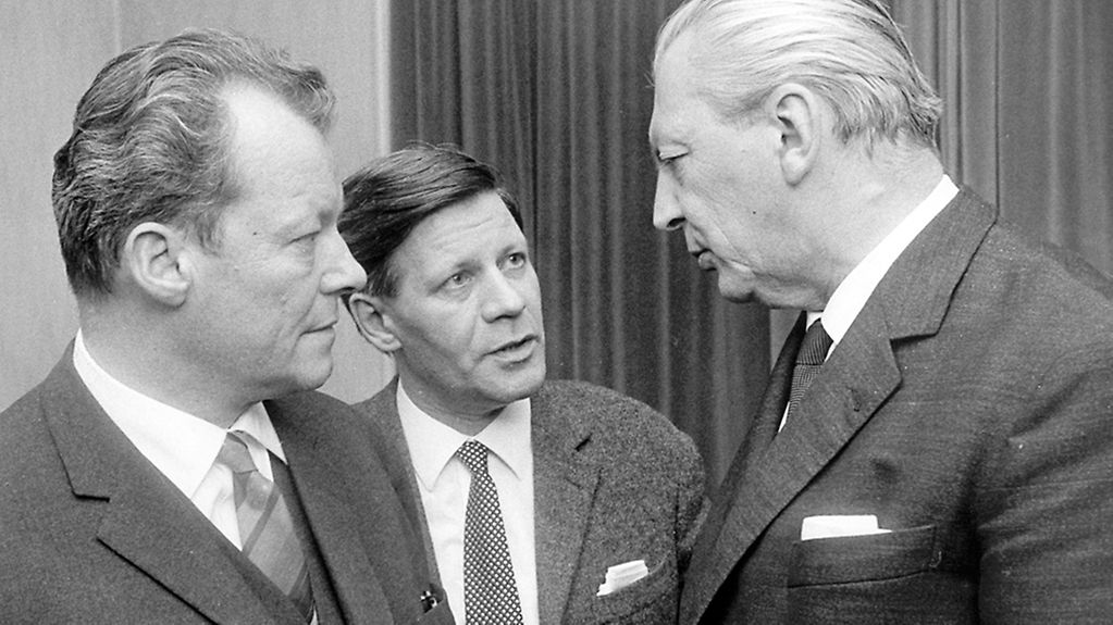 (L-r): Willy Brandt (SPD), Helmut Schmidt (SPD) und CDU/CSU-Kanzlerkandidat Kurt Georg Kiesinger unterhalten sich nach der Sitzung am 30.11.1966. Übereinstimmung in den Personen- und den Sachfragen einer von einer großen Koalition getragenen …