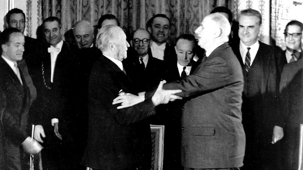 Bundeskanzler Konrad Adenauer (l.) und Charles de Gaulle, Präsident Frankreichs, nach der Unterzeichnung des 'Elyse-Vertrags' (Vertrag über die deutsch-französische Zusammenarbeit).