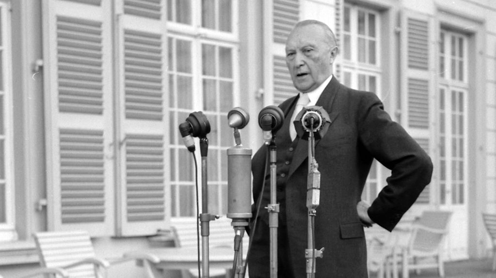 Bundeskanzler Konrad Adenauer während eines Pressestatements auf der Terrasse der Villa Hammerschmidt.