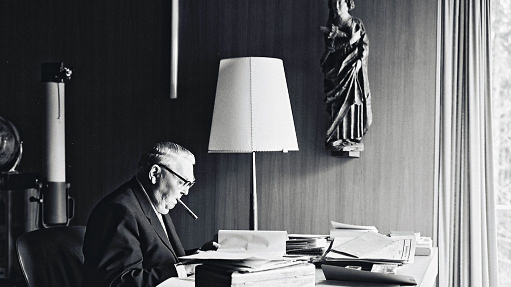 Bundeskanzler Ludwig Erhard am Schreibtisch in seinem Haus am Tegernsee.