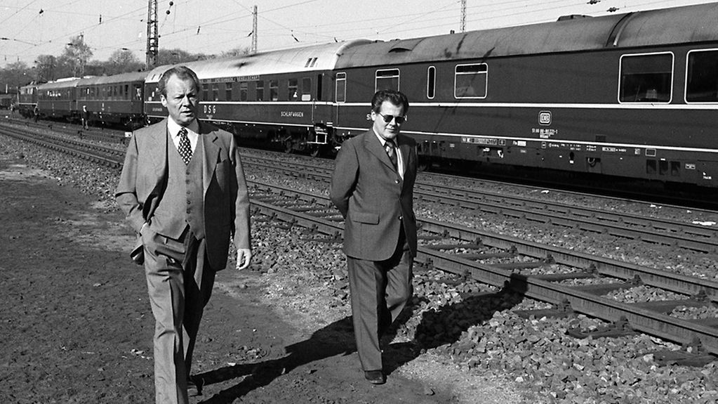 Bundeskanzler Willy Brandt (links) mit seinem Referenten, Günter Guillaume, auf einer Informationsreise durch Niedersachsen.