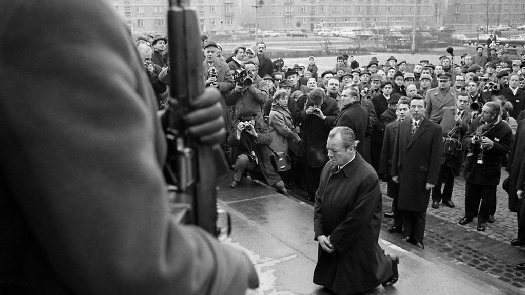 Bundeskanzler Willy Brandt gedenkt nach der Kranzniederlegung mit einem Kniefall vor dem Mahnmal der Opfer des Warschauer Ghetto-Aufstandes gegen die Nationalsozialisten (sog. 'Kniefall von Warschau').