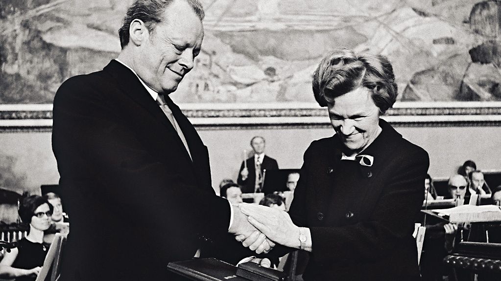 Das Nobelpreis-Komitee vergibt den Friedensnobelpreis für 1971 an Bundeskanzler Wlly Brandt (l.). Die feierliche Überreichung von Urkunde und Medaille findet am 10. Dezember 1971 in der Aula der Universität von Oslo statt. Die Vorsitzende des …