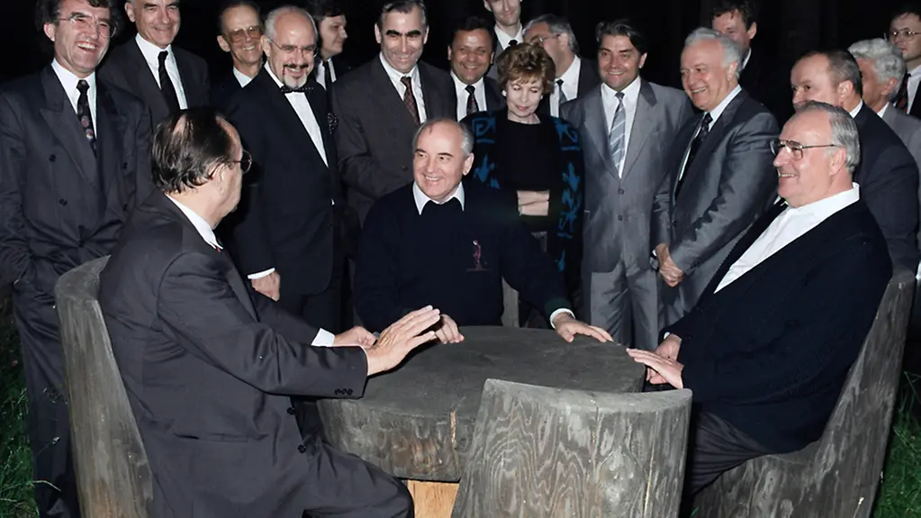 Chancellor Helmut Kohl , the President of the USSR, Mikhail Gorbachev (centre), and the Federal Foreign Minister, Hans-Dietrich Genscher, taking a rest during a walk