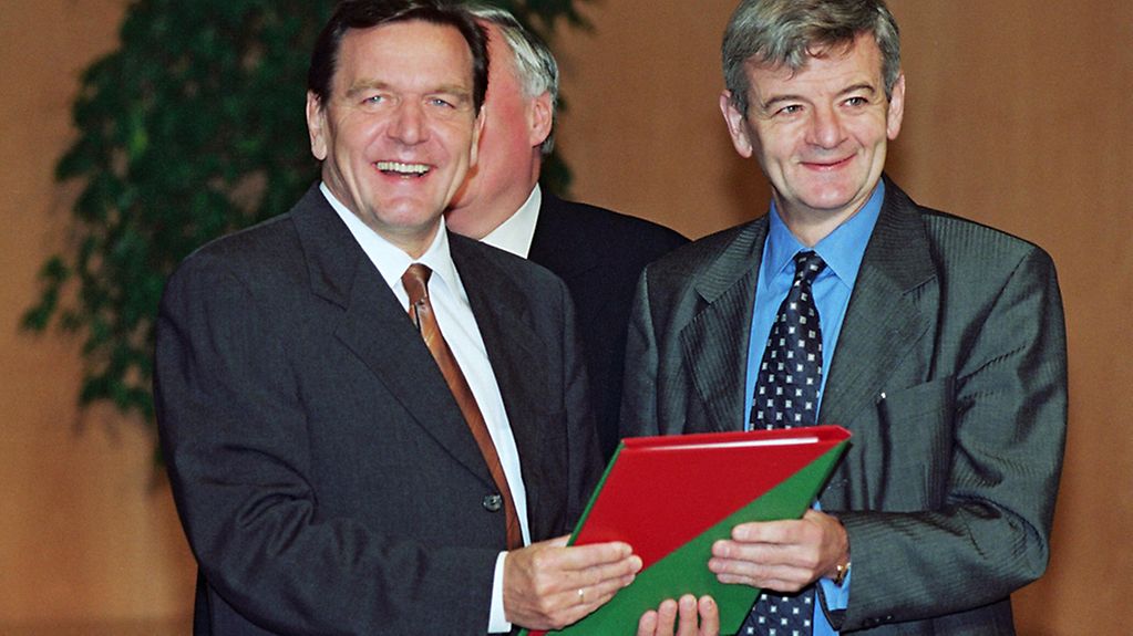 Gerhard Schröder and Joschka Fischer present the SPD-Green Coalition Agreement in the representation of North Rhine-Westphalia to the Federation
