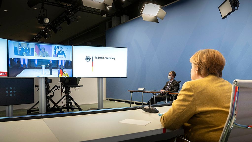 Kanzlerin Merkel sitzt im Kanzleramt und nimmt am virtuellen Forum der Münchner Sicherheitskonferenz teil.