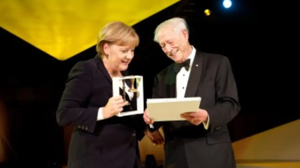 The Director of the Jewish Museum in Berlin, Werner Michael Blumenthal, presents the Chancellor with the Award for Understanding and Tolerance in the future Academy of the Jewish Museum in Berlin in the Eric F. Ross Building.