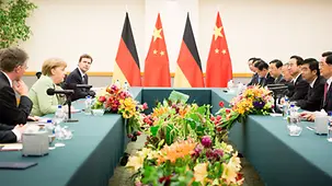 The German and Chinese delegations meet.