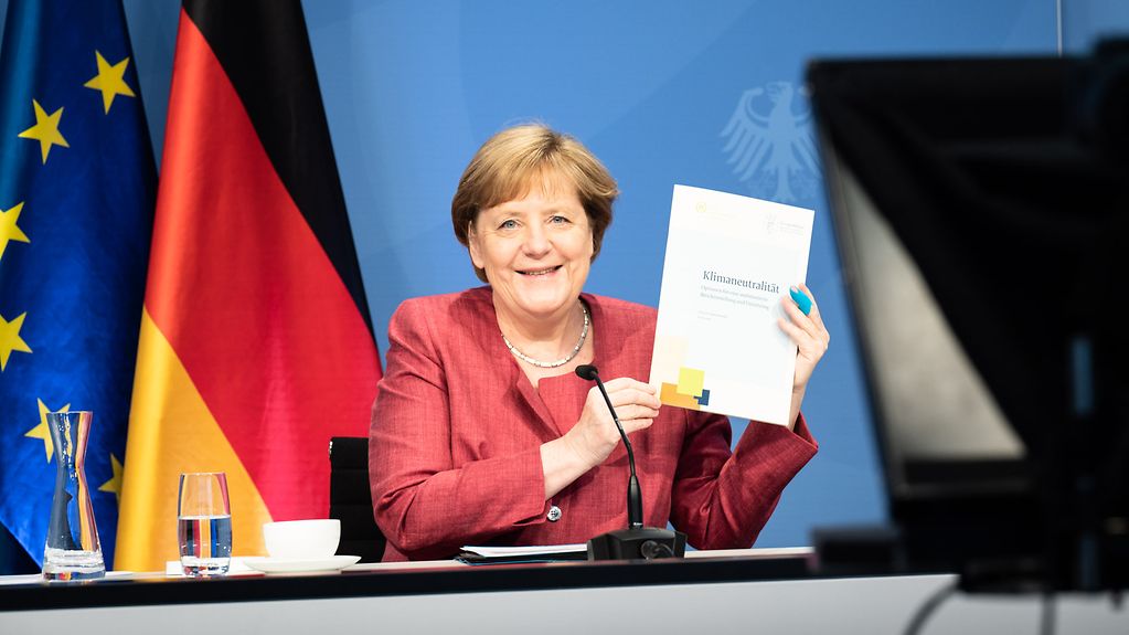 Bundeskanzlerin Angela Merkel präsentiert auf der Jahreskonferenz des Rates für Nachhaltige Entwicklung (RNE) das Expertengutachten zu Klimaneutralität.