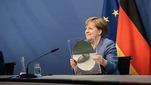 Bundeskanzlerin Angela Merkel bei der virtuellen Eröffnung einer Halbleiter-Fabrik der Robert-Bosch GmbH in Dresden.
