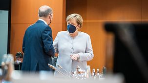 Bundeskanzlerin Angela Merkel im Gespräch mit Olaf Scholz, Bundesminister der Finanzen.