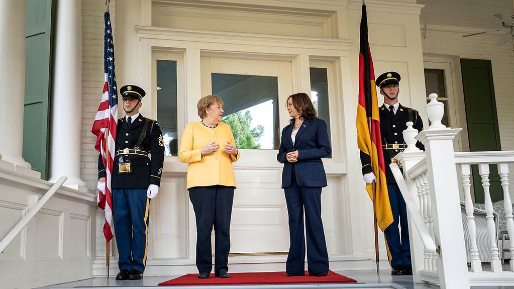 Bundeskanzlerin Angela Merkel mit US-Vizepräsidentin Kamala Harris an deren Residenz.