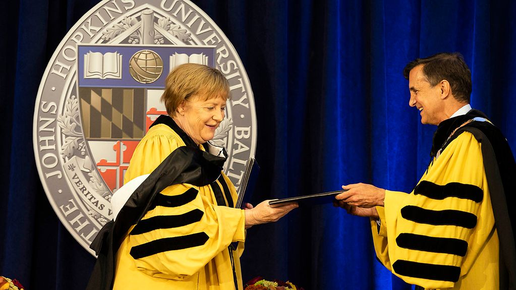 Bundeskanzlerin Merkel nimmt die Ehrendoktorwürde der Johns-Hopkins-Universität entgegen.
