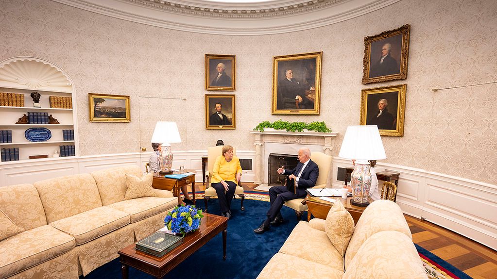Kanzlerin Merkel mit US-Präsident Biden im Oval Office