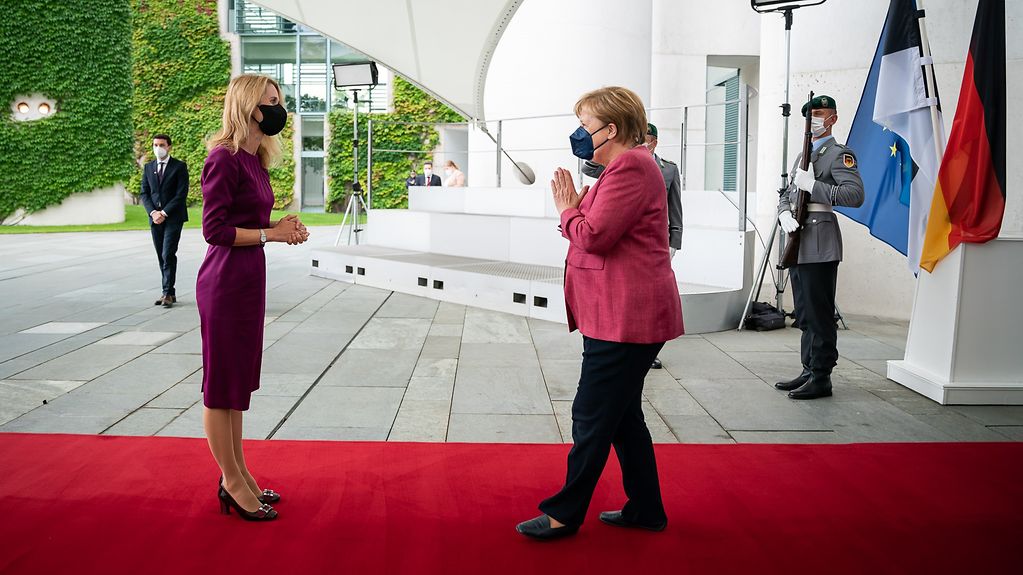 Kanzlerin Merkel begrüßt die estnische Ministerpräsidentin Kallas vor dem Kanzleramt.