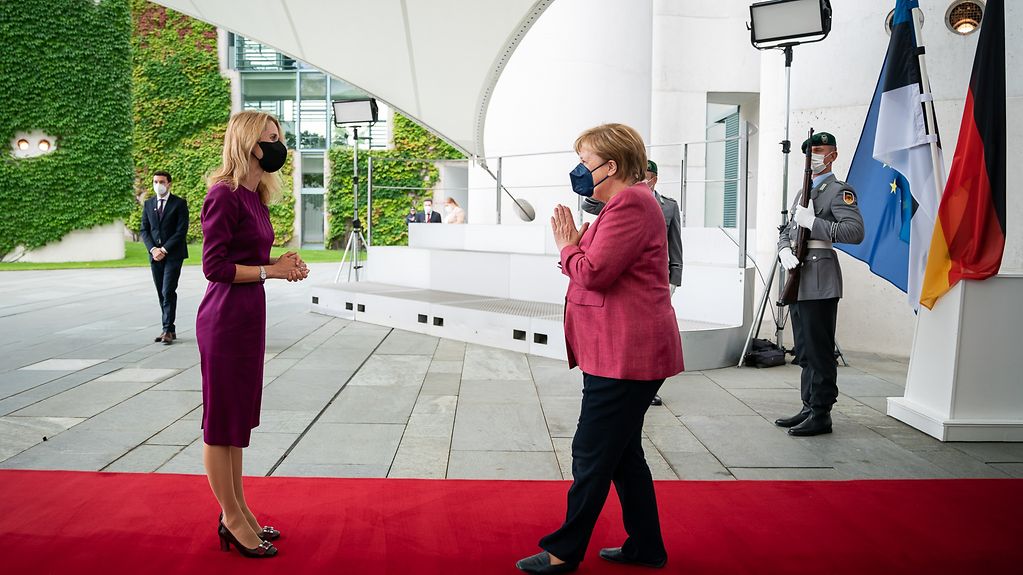 La chancelière fédérale Angela Merkel accueille la première ministre estonienne Kaja Kallas devant la Chancellerie fédérale