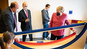 Bundeskanzlerin Angela Merkel beim Besuch des Mathematikums an der Station „Kugelbahnen“.