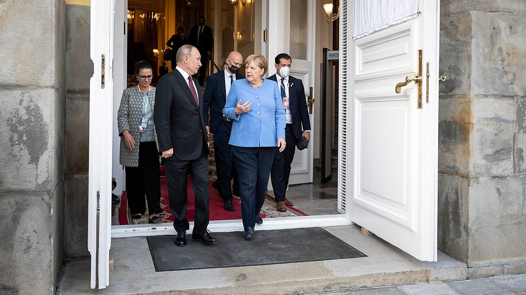 La chancelière Angela Merkel discute de politique étrangère en Russie