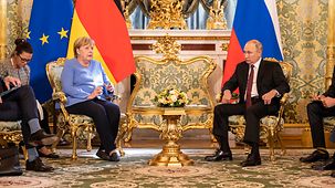 La chancelière fédérale Angela Merkel s’entretient avec Vladimir Poutine, le président de la Fédération de Russie.