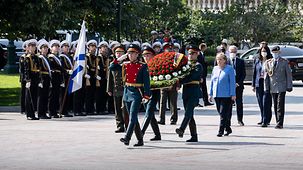 À Moscou, la chancelière fédérale Angela Merkel dépose une gerbe sur la tombe du soldat inconnu.