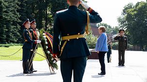À Moscou, la chancelière fédérale Angela Merkel dépose une gerbe sur la tombe du soldat inconnu.