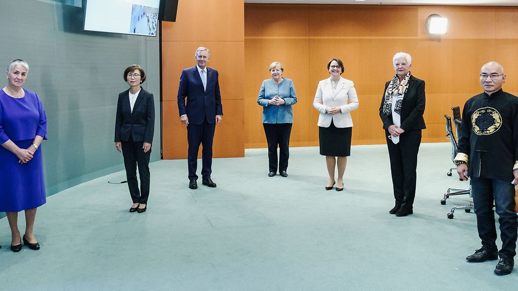 The picture shows the above-mentioned persons standing in the Federal Chancellery.