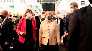 Bundeskanzlerin Angela Merkel beim Rundgang der 70. Internationalen Automobilausstellung, IAA Mobility.