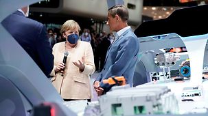 Bundeskanzlerin Angela Merkel an einem Stand beim Rundgang der 70. Internationalen Automobilausstellung, IAA Mobility.