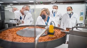 Bundeskanzlerin Angela Merkel beim Rundgang durch die Produktion der Medice Arzneimittel Pütter GmbH & Co. KG.