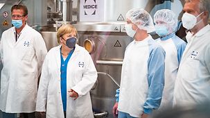 Bundeskanzlerin Angela Merkel beim Rundgang durch die Produktion der Medice Arzneimittel Pütter GmbH & Co. KG.
