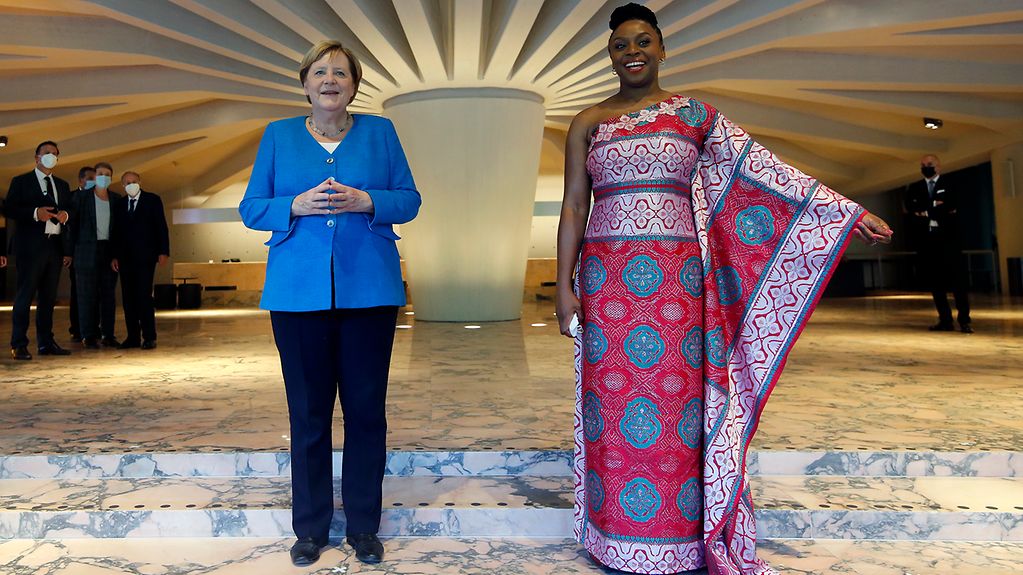 Kanzlerin Merkel mit der Literatin Chimamanda Ngozi Adichie