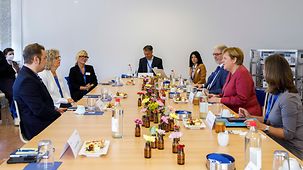 Bundeskanzlerin Angela Merkel beim Besuch der KNAUER Wissenschaftliche Geräte GmbH im Gespräch mit Mitarbeitern.