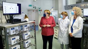 Bundeskanzlerin Angela Merkel beim Besuch der KNAUER Wissenschaftliche Geräte GmbH.
