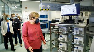 Bundeskanzlerin Angela Merkel beim Besuch der KNAUER Wissenschaftliche Geräte GmbH.