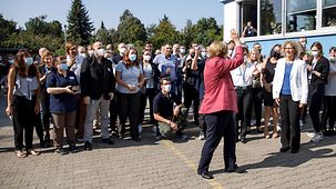 Bundeskanzlerin Angela Merkel winkt zum Abschied bei der KNAUER Wissenschaftliche Geräte GmbH.