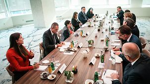 Bundeskanzlerin Angela Merkel im Gespräch mit Vertreterinnen und Vertretern der Zivilgesellschaft.