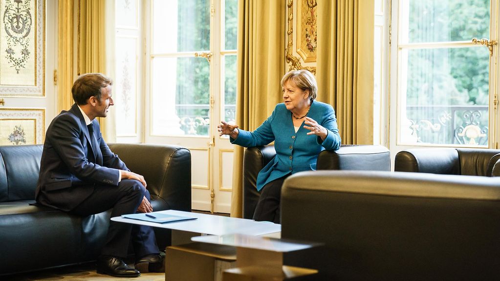Federal Chancellor Angela Merkel in talks with Emmanuel Macron, President of France.