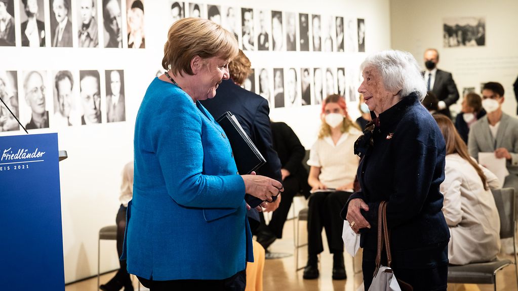 La chancelière fédérale Angela Merkel avec Margot Friedländer, survivante de l’Holocauste