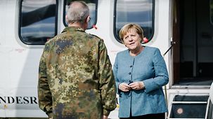 Bundeskanzlerin Angela Merkel wird anlässlich des Rückkehrerappells der militärischen Evakuierungsoperation Afghanistan von Eberhard Zorn begrüßt