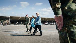 Bundeskanzlerin Angela Merkel beim Rückkehrerappell der militärischen Evakuierungsoperation Afghanistan im Gespräch mit Soldatinnen und Soldaten.