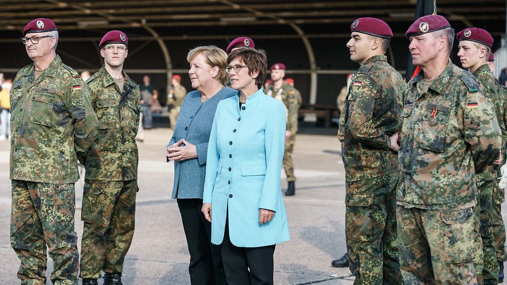 Bundeskanzlerin Angela Merkel neben Annegret Kramp-Karrenbauer, Bundesministerin der Verteidigung.