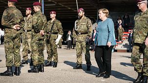 Bundeskanzlerin Angela Merkel beim Rückkehrerappell der militärischen Evakuierungsoperation Afghanistan im Gespräch mit Soldatinnen und Soldaten.