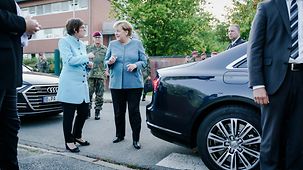 Bundeskanzlerin Angela Merkel im Gespräch mit Annegret Kramp-Karrenbauer, Bundesministerin der Verteidigung.